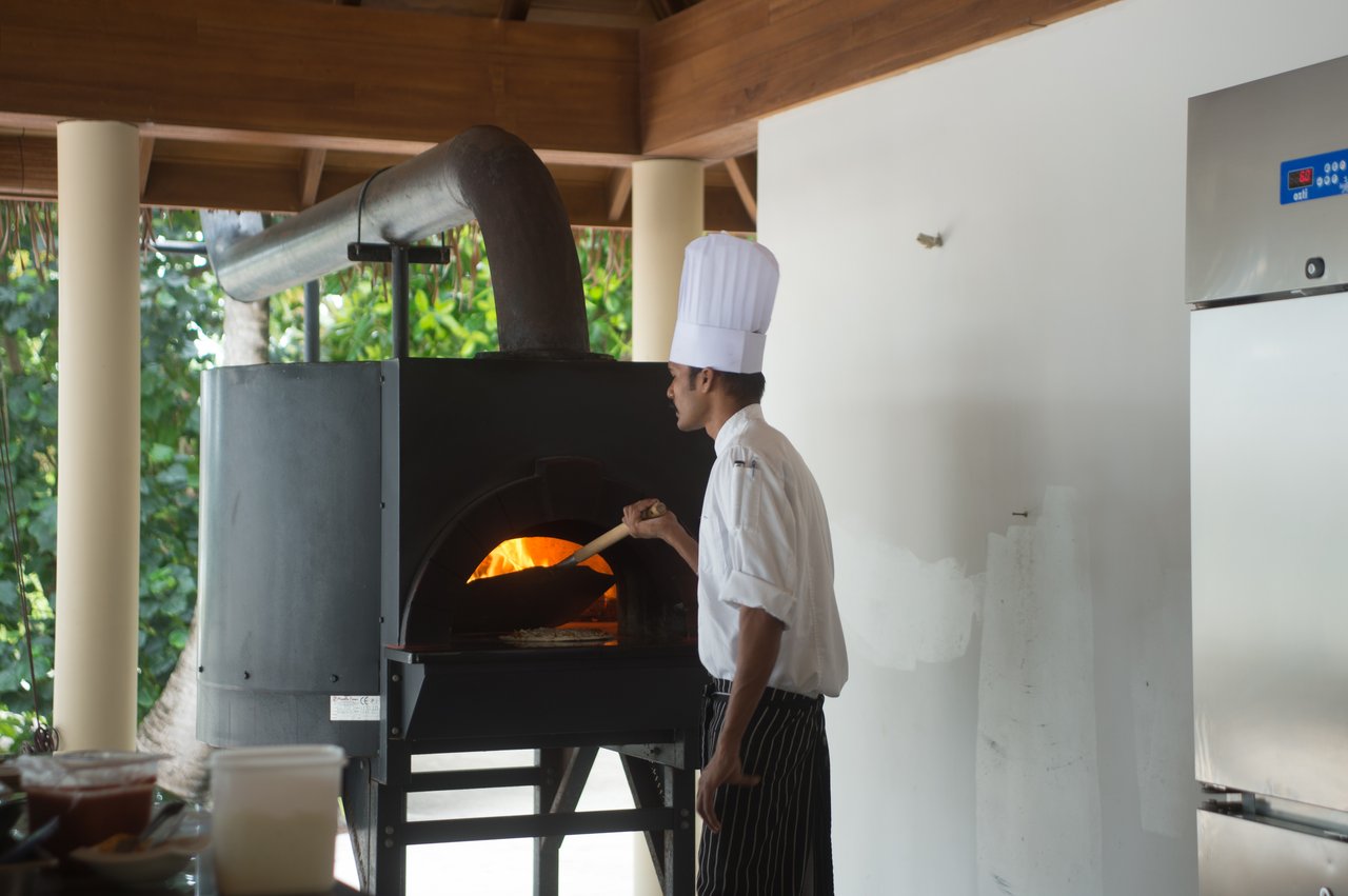 Pizzaiolo artisan devant le four à Nantes