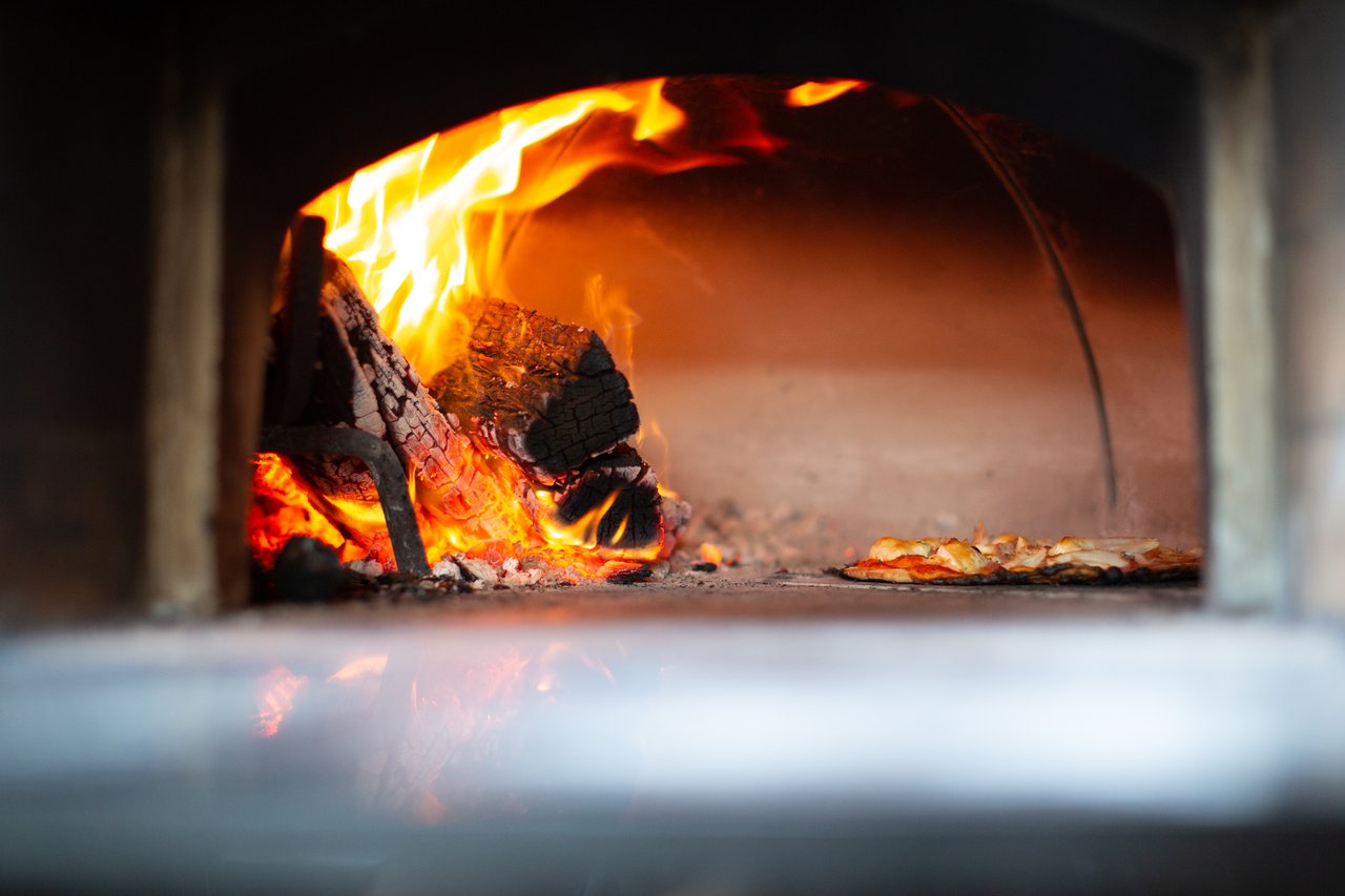 Four à bois dans une pizzeria nantaise