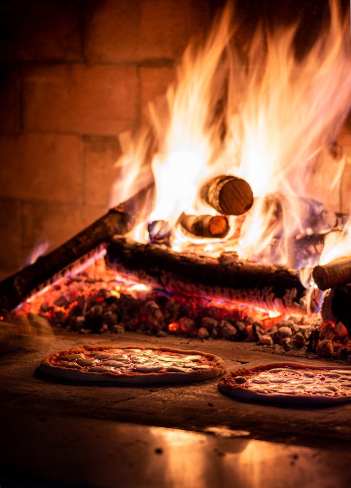 Pizzas napolitaines cuisant dans le four
